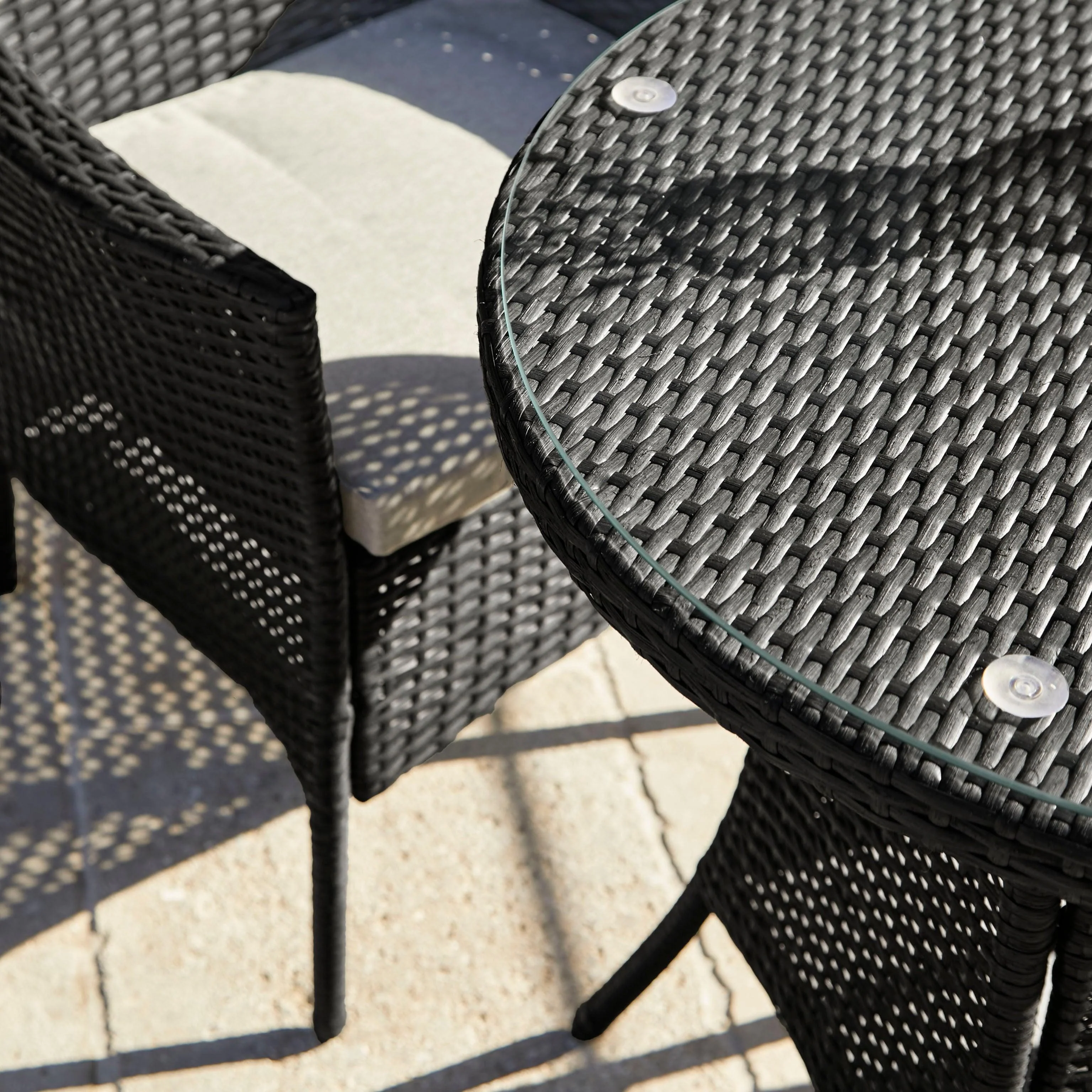 Kemble 4 Seater Rattan Round Garden Dining Set with Grey Parasol - Black Weave - Image 3