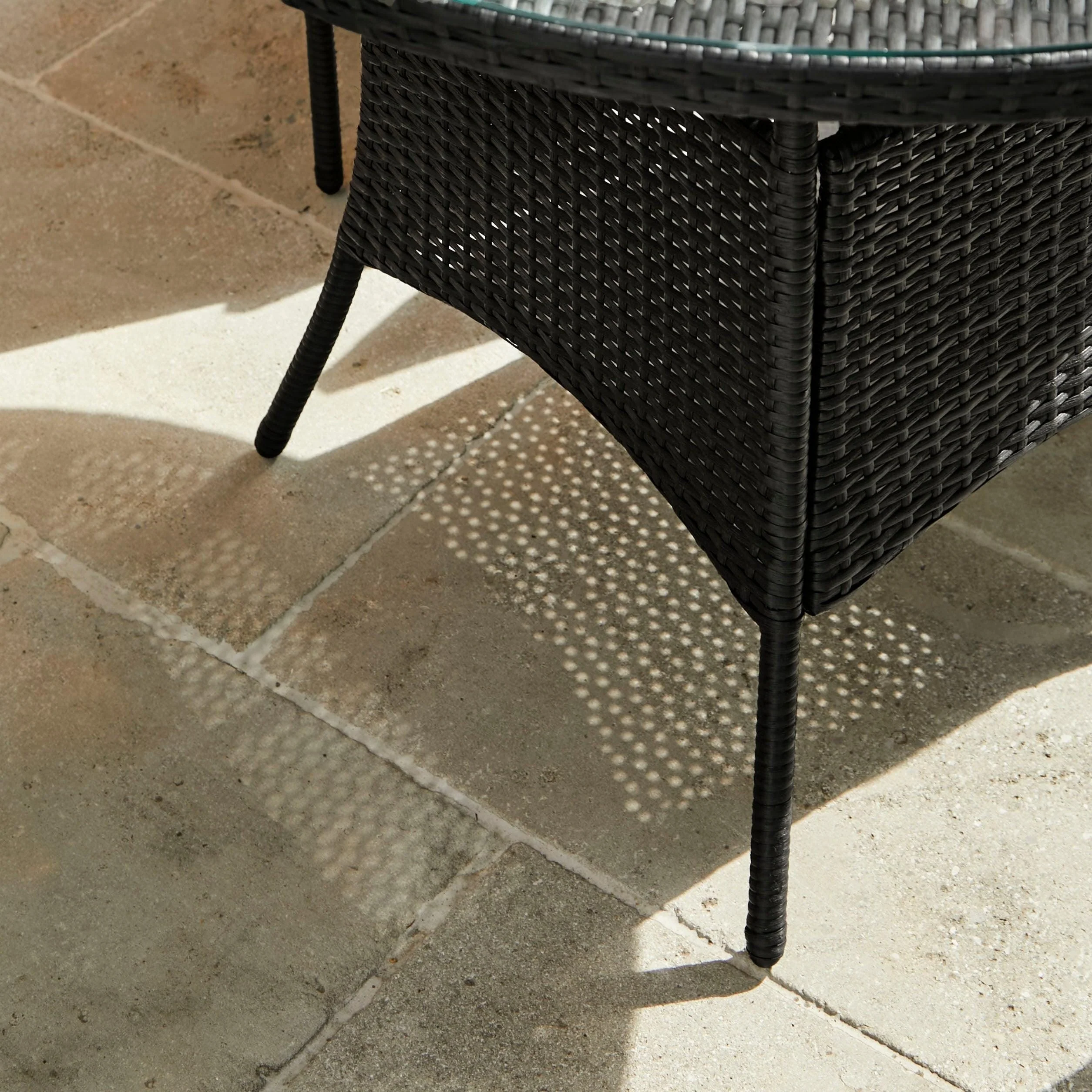 Kemble 4 Seater Rattan Round Garden Dining Set with Grey Parasol - Black Weave - Image 5