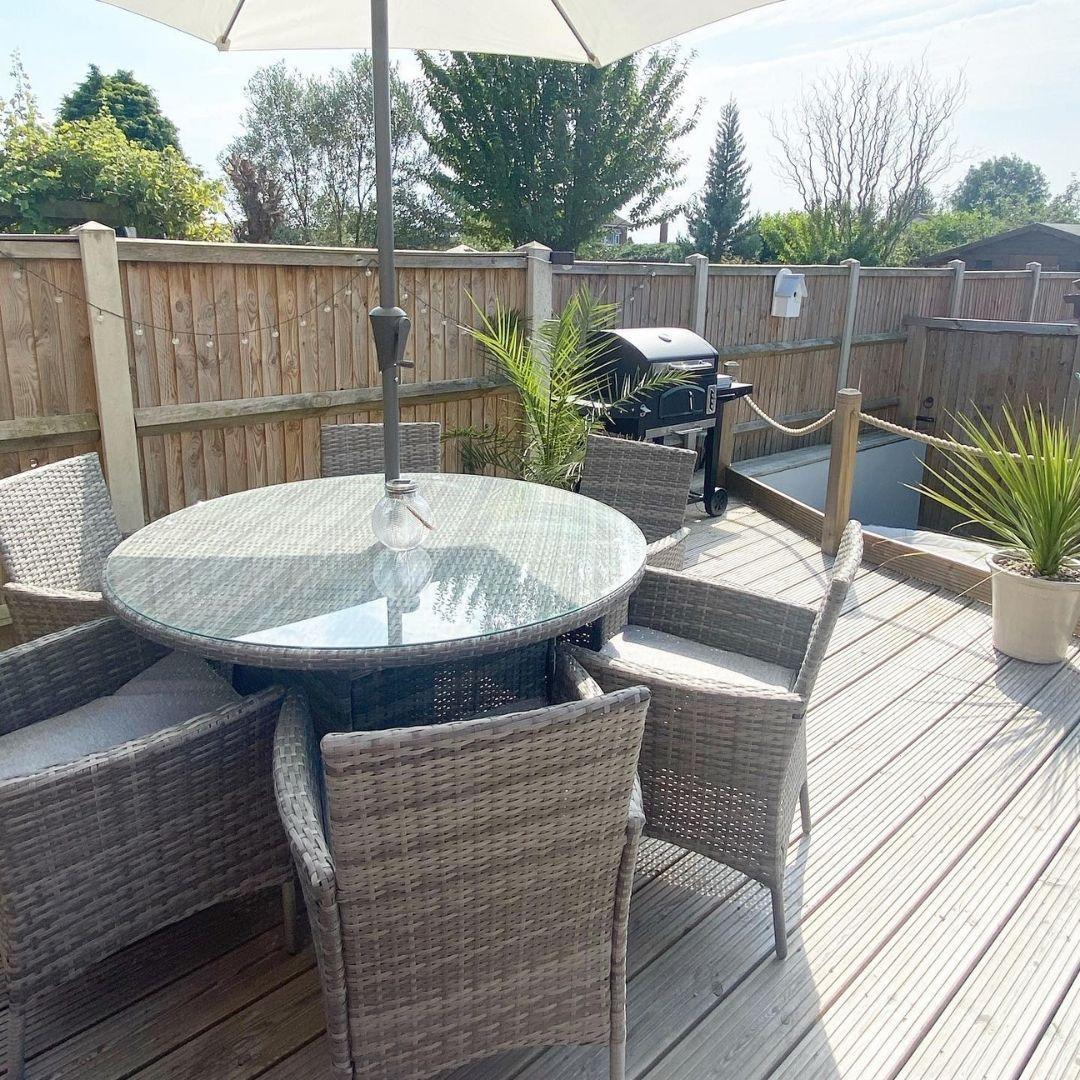 Kemble 6 Seater Rattan Round Dining Set with Cream LED Premium Parasol & Parasol Rain Cover - Grey Weave - Image 10