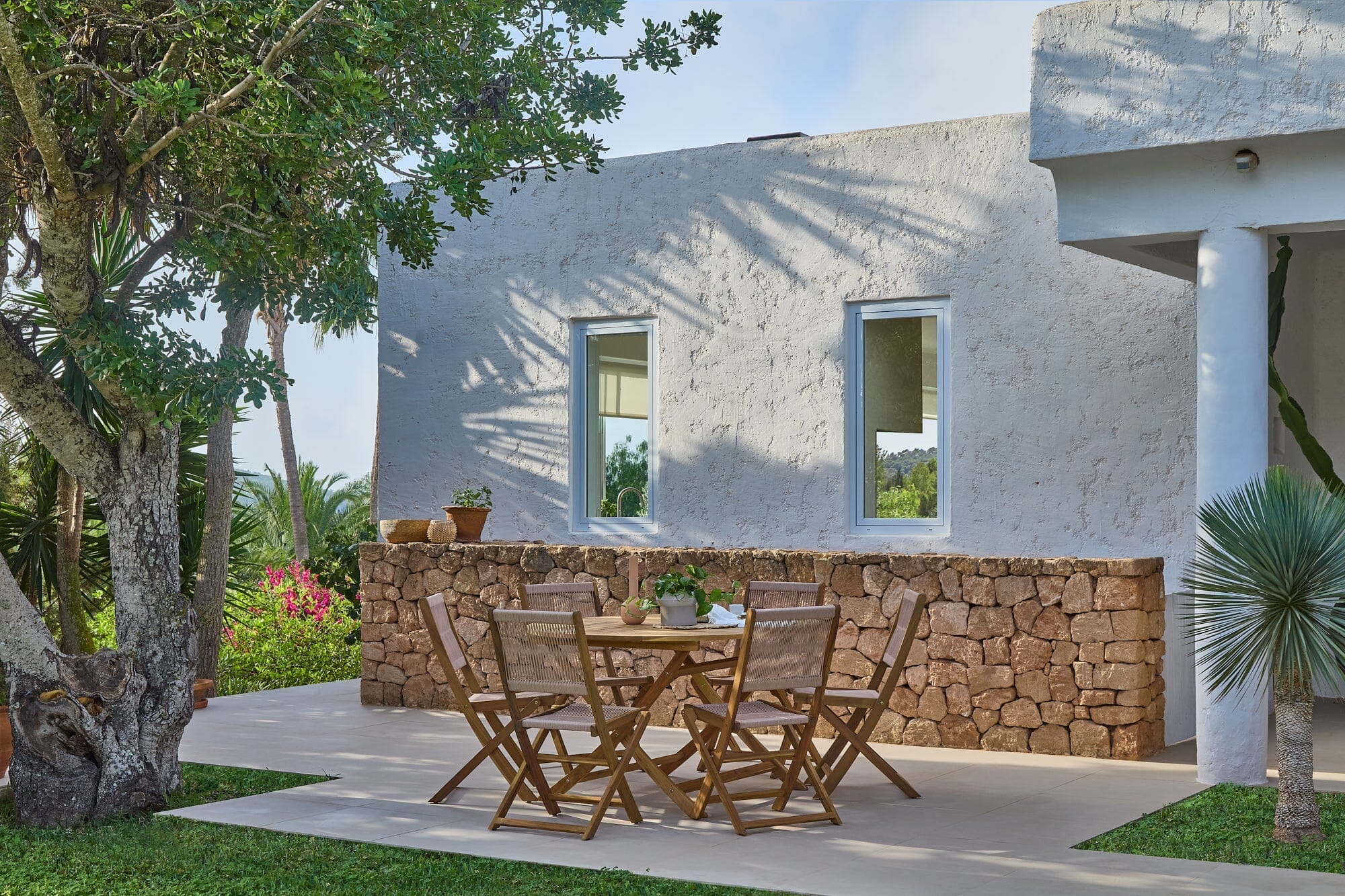 Ashby 4 Seater Wooden Round Garden Dining Set with 4 Cove Rope Chairs & Grey LED Parasol - 130cm - Image 9