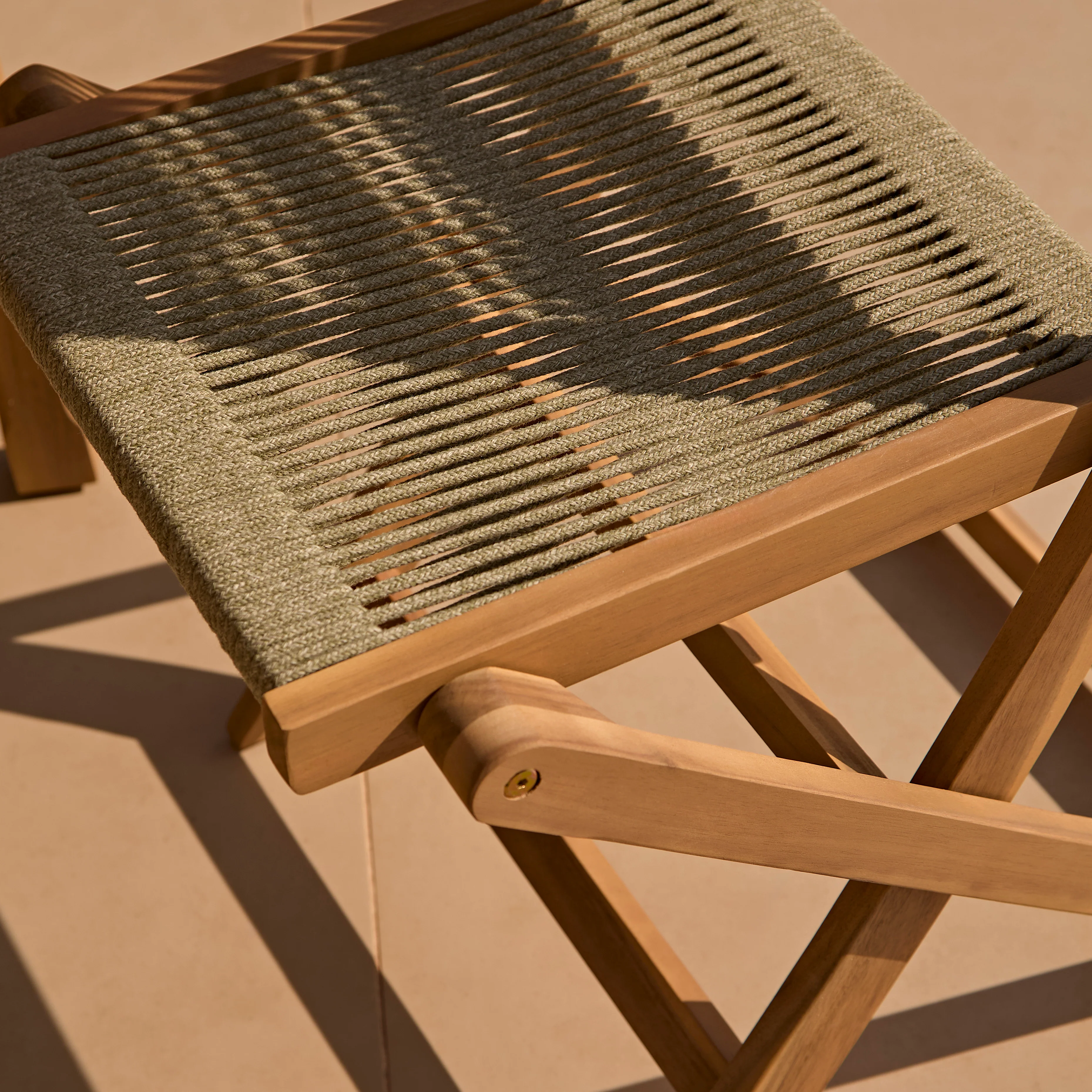 Harlyn 4 Seater Wooden Garden Dining Set with Cove Green Rope Chairs - 160cm - Image 4