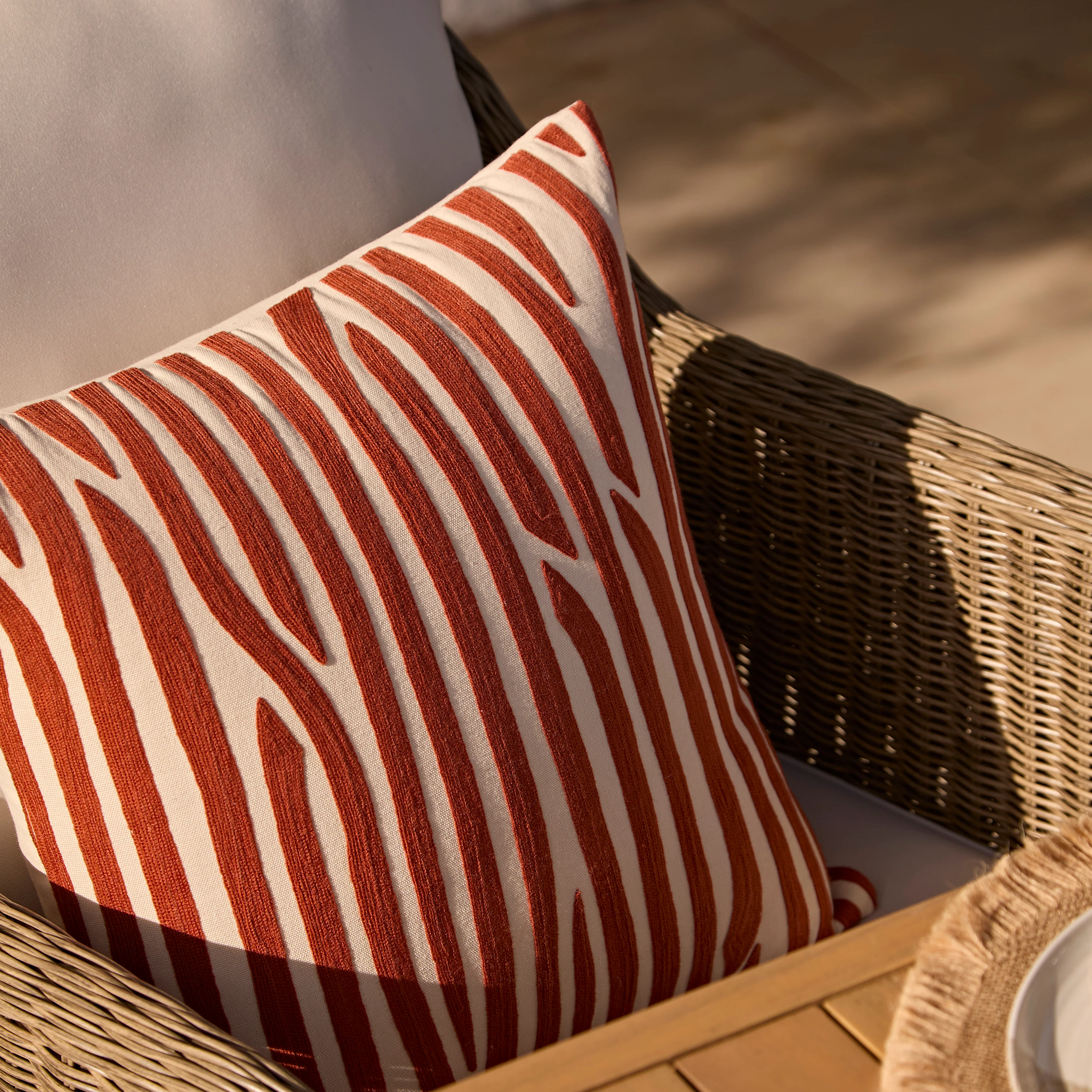 Harlyn 4 Seater Wooden Garden Dining Set with Harlyn Chairs - 160cm - Image 4