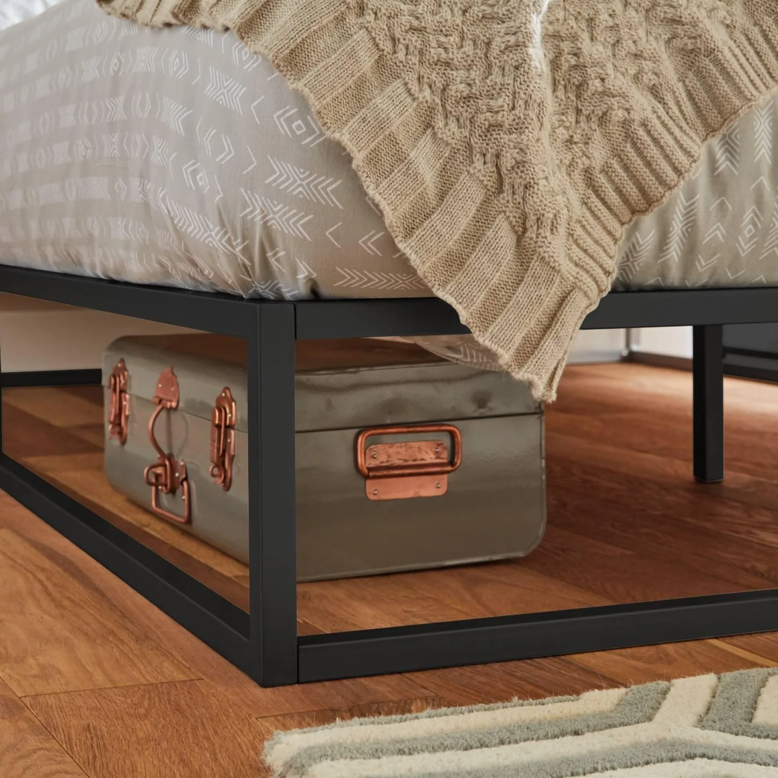 Outlet – Indy King Size Platform Bed - Black Metal - Image 4